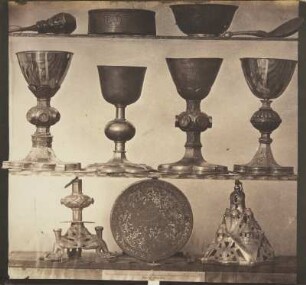 Kirchengerät von Silber und von Bronze, im byzantinischen, gotischen und Renaissance-Stil, Bronzeschalen, Arabisch mit Silber-Einlegung, Löffel von vergoldetem Silber, Knopf eines Streithammers