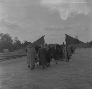 Kranzniederlegung an Ehrenmalen im Treptower Park in Berlin anlässlich des IV. Bundeskongresses des Demokratischen Frauenbundes Deutschlands (DFD) : Elli Schmidt (links) mit weiteren Kongressteilnehmern während einer Kranzniederlegung