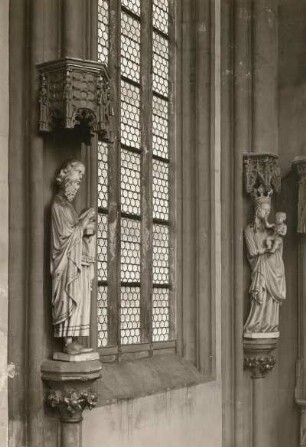 Standbilder des Königs Melchior und Maria mit dem Kind
