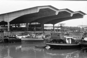 Basel: Überdachte Laderampe im Rheinhafen