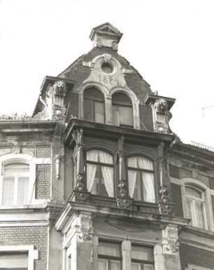 Meißen-Altstadt, Uferstraße 2. Wohnhaus (bezeichnet 1894). Teilansicht der Fassade mit Erker und Dachhäuschen
