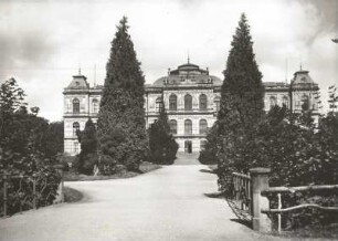 Herzogliches Museum : Gotha. Ansicht des Herzoglichen Museums vom Park aus