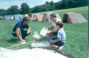 Bad Münstereifel. Zeltlager "Väter zelten mit Kindern". Zeltaufbau