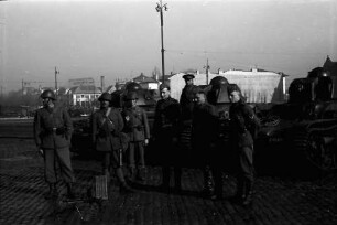 Bukarest: Piata Victoriei: Drei deutsche Besatzungssoldaten neben rumänischen Tankern [Panzer][Soldaten der Wehrmachts-Mission]