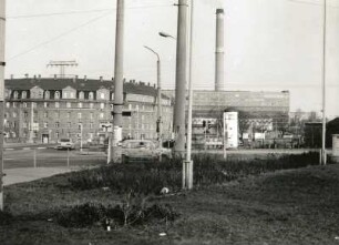 Dresden-Löbtau. Wohnanlage d. Dresdner Spar-u. Bauvereins, Freiberger Str. 121/Willi-Ermer-Platz 1,1b u. 2. 1910. Blick von d. Kesselsdorfer Str./Einmündung Tharandter Str. nach Ost gegen Heizkraftwerk Nossener Brücke