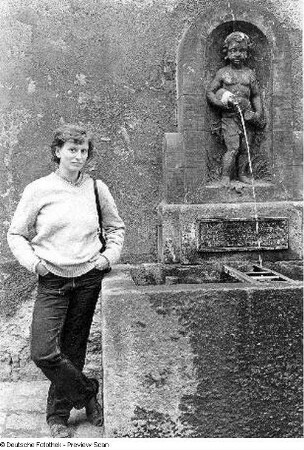 Die Künstlerin Thea Richter vor dem Erlpeterbrunnen in Pirna, Obere Burgsraße
