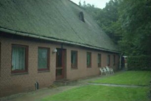 Fuhrwegen: traufständiges Bauernhaus mit Reetdach: nach Umbau: Straßenfront mit Eingangstür