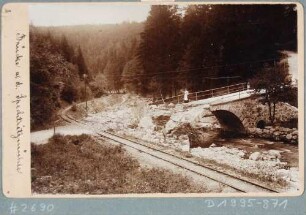 Die vom Hochwasser am 30./31. Juli 1897 beschädigte Brücke über die Rote Weißeritz bei der Spechtritzmühle im Rabenauer Grund mit beschädigter Eisenbahnschiene