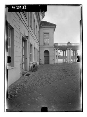 Rheinsberg, Mühlenstraße 1. Schloß (1734-1740; G. W. von Knobelsdorff, J. G. Kemmeter). Ehrenhof