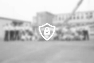 St. [Name maskiert] 19. Jugendaustausch: Besuch der Feuerwache Billstedt: Gruppenfoto der französischen und deutschen Jugendlichen mit ihren [Name maskiert] Gastgebern und [Name maskiert] vor der Wache: ein Feuerwehrkran im Hintergrund: 18. [Name maskiert]