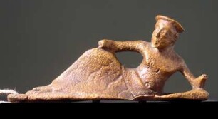 Archaische Statuette eines gelagerten Mannes, von einem Gerät