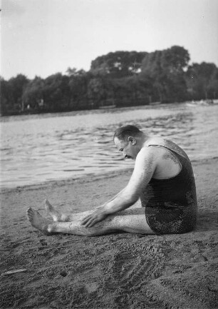 Mann in Badekleidung an einer Badestelle am Ufer der Seine/Paris