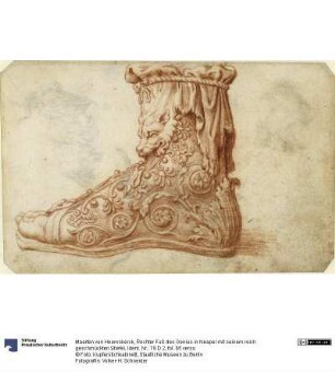 Rechter Fuß des Genius in Neapel mit seinem reich geschmückten Stiefel