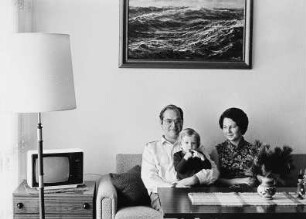 Familie L. (Chemiker, Ärztin) im Wohnzimmer