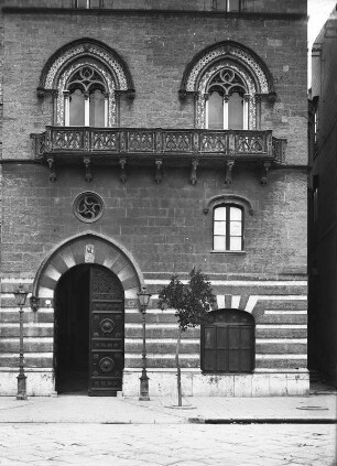 Italien. Teilansicht einer Fassade mit Portal und doppeltem Balkon (wahrscheinlich in Florenz oder Venedig)