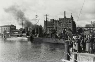 Stralsund, Hafen, Kriegsschiffe der schwedischen Marine am Kai