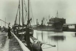 Wismar, Hafen : Wismar. Hafen. Blick seewärts, rechts Frachtdampfer