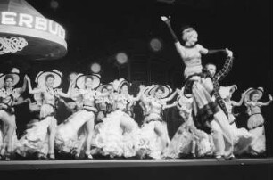Szenenbilder aus der Operette "Die Kinokönigin" von Jean Gilbert am Metropol-Theater Berlin