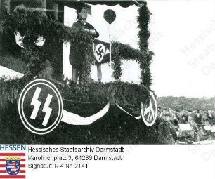 Göring, Hermann (1893-1946) / Porträt, auf mit NS-Emblemen geschmückter Redetribüne in Oberhessen, stehend, Ganzfigur