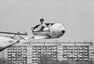 Rzeszów, im Südosten Polens, Hauptstadt der Woiwodschaft Karpatenvorland. hier: ein Kind in einem Karussell. Es stellt eine Saturn-Rakete dar