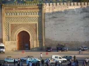 Meknes - Stadttor Bab el-Mansour : Das 1732 erbaute Stadttor Bab el-Mansour gehört zu den wichtigstens historischen Sehenswürdigkeiten in Meknes, aufgenommen am 28. Oktober 2010
