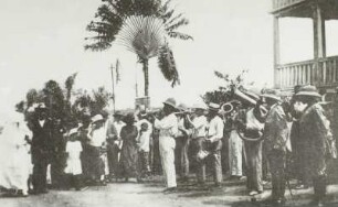 Blaskapelle, Douala : Kamerun, Douala, Blaskapelle vor einem Baum der Reisenden (Ravenala madagascariensis). Fotografie vor 1945