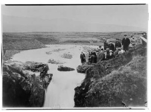 Akureyri (Island). Touristengruppe (Passagiere des Hochseepassagierdampfers "Victoria Luise") am Kopf des Glera-Falls. Blick flussaufwärts (nach Südwest)