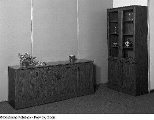 Sideboard : Wohnzimmermöbel (1983; VEB Möbelkombinat Berlin (MKB)). Sidebord und Vitrinenschrank