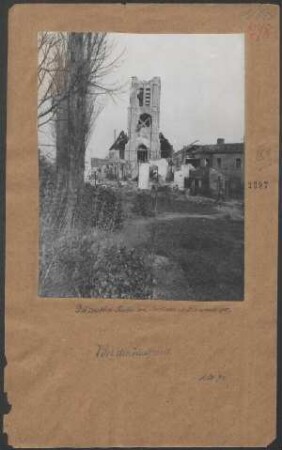Die zerstörte Kirche von Becelaere in Flandern