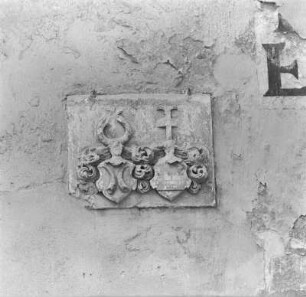 Bautzen, Wappen am Wohnhaus Burglehn 1 (Historisches Gasthaus Mönchshof) : Bautzen. Wappen am Wohnhaus Burglehn 1 (ehemals Lebensmittelgeschäft)