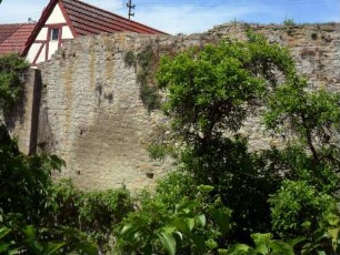 Stadtbefestigung - Ansicht im Südosten-Stadtmauer über Feldseite erhaltenen Balkenlöchern des Baugerüsts-Wehrgang im 18 Jh abgetragen (Steinbrüstung teils erhalten) und Stadtgraben aufgefüllt