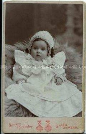 Kleinkind im weißen Kleid auf einem Fell, Carte de Visite