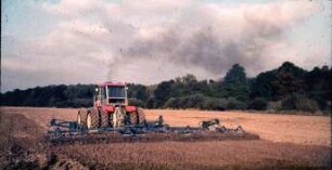 Fotografie: Bodenbearbeitungsgerät, Saatbettbereitung, Saatbettkombination, Großtraktor, Zwillingsreifen
