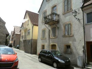 Stadtbefestigung-Ansicht im Ostsüdosten mit Verlauf der Stadtmauer entlang dem ehemaligen Stadtgraben zum Lindleinturm im Südosten (im 18-19 Jh Graben aufgefüllt-Stadtmauer vereinzelt Außenmauer)