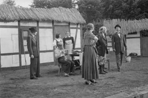 Szenenbilder aus der Komödie "Wenn der Hahn kräht" von August Hinrichs auf der Freilichttribüne Rehberge in Berlin