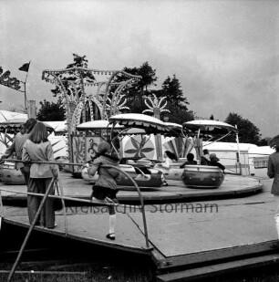 Schützenfest: Veranstalter Bürgerschützengilde von 1627 e.V. Bad Oldesloe: Volksfest bei der Schützenhalle: Sehmsdorfer Weg: vorn rechts drei Besucher vor Karussell: hinten Wohnwagen vor Bäumen: 28. Juli 1974