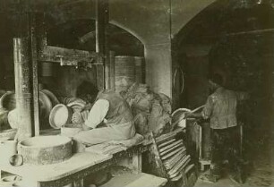 Porzellanmanufaktur Meißen : Porzellanmanufaktur Meißen. Herstellung Schamottkapseln