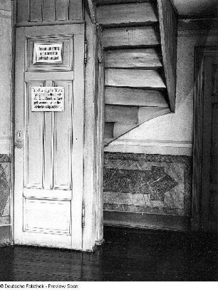 Treppenhaus mit Beschilderung mit der Bitte um leises Schließen der Türen