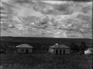 Station bei Goiás : Drei Häuser einer Station bei Goiás, im Hintergrund Hochflächen.