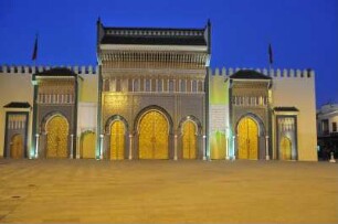 Fes - Palais Royal : Das Tor zum Königspalast mit sieben Türen wurden 1971 in traditioneller Bauweise errichtet. Aufgenommen in Fes am 26. Oktober 2010