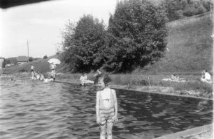 Ramon-Joachim Gerhardt am Beckenrand in einem Schwimmbad