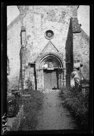 Nicht identifizierbare Ortschaft zwischen Aisne und Marne (Flüsse in Nordfrankreich): "Kirchenportal" (Vorderansicht, Nahaufnahme)
