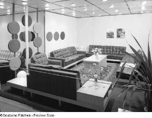 Ausstellungskoje mit Sitzmöbeln verschiedener Hersteller