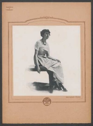 Suplemento de "Anales" : [Fotografía de] Julia Zumarán Arocena