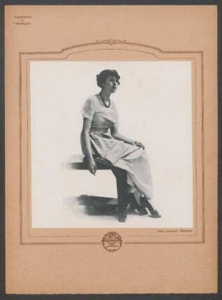 Suplemento de "Anales" : [Fotografía de] Julia Zumarán Arocena