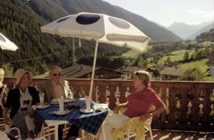 St. Walburg: Aussichtsterrasse ins Ultental, mit Gruppe bei der Jause, Hans und Bobby