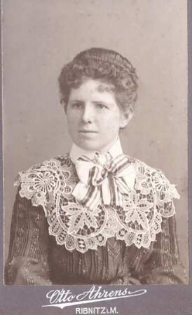 Porträtfotografie einer Frau mit Spitzenkragen