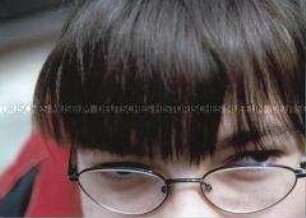 Augen eines Mädchens mit Brille in Nahaufnahme (Altersgruppe 14-17)