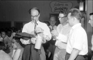 Chemiker; Studentenabend Lindau Sängerhalle 2.7.: Arne Tiselius stehend mit Bierkrug, dahinter mittig: R. Mecke