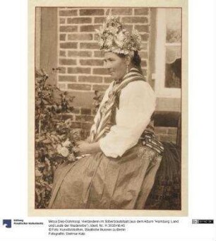 Vierländerin im Silberbrautstaat (aus dem Album "Hamburg: Land und Leute der Niederelbe")